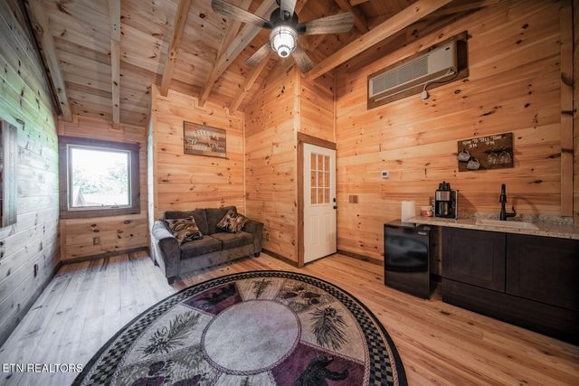 961 Tomahawk Rd, Cosby, TN 37722