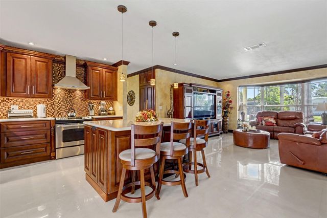 1017 NE 4th Street, Hallandale Beach, FL 33009