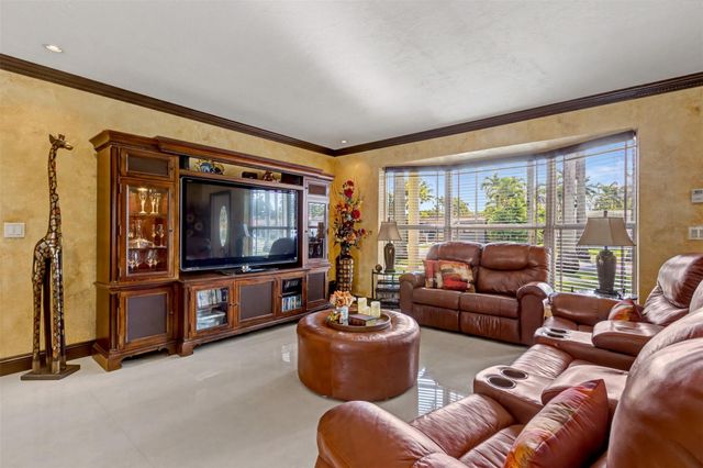 1017 NE 4th Street, Hallandale Beach, FL 33009