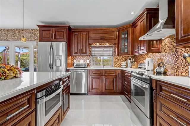 1017 NE 4th Street, Hallandale Beach, FL 33009