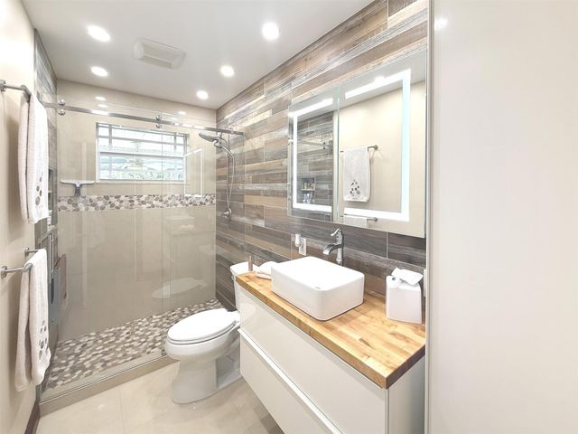 1017 NE 4th Street, Hallandale Beach, FL 33009