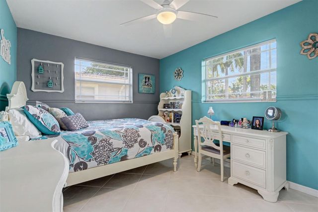 1017 NE 4th Street, Hallandale Beach, FL 33009