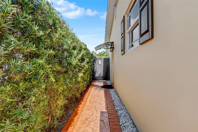 1017 NE 4th Street, Hallandale Beach, FL 33009