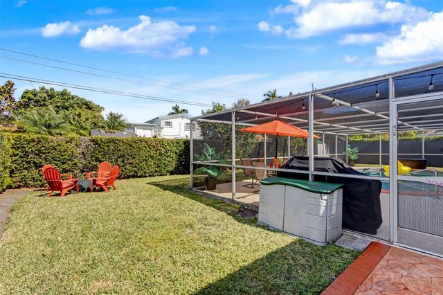 1017 NE 4th Street, Hallandale Beach, FL 33009