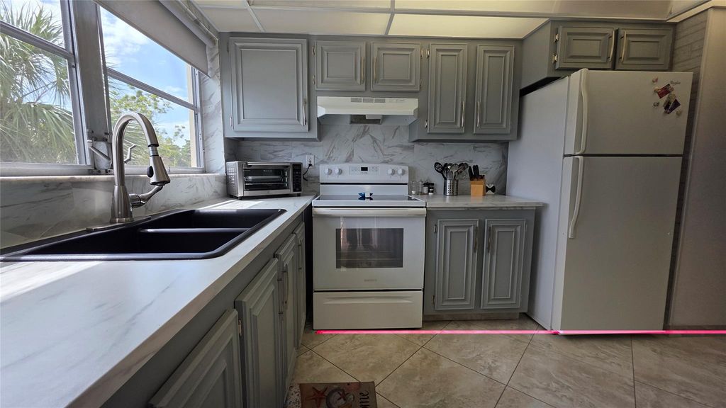 4047 NW 16th St 302, Fort Lauderdale, FL 33313