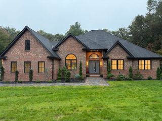 70 Colonial Dr, Shrewsbury, MA 01545
