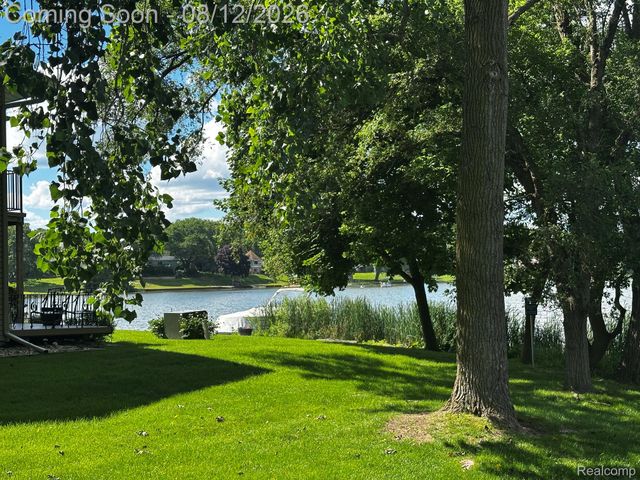 4932 Lake Point Drive, Waterford Charter Township, MI 48329