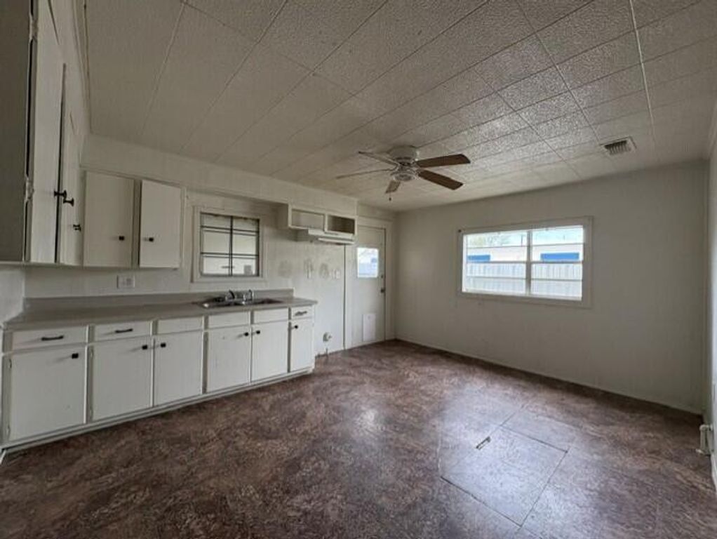 Image 4 of property listing at 2927 San Antonio Street, San Angelo, TX 76901