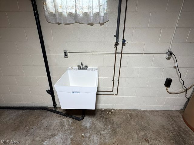 1728 State Route 39 NE, New Philadelphia, OH 44663