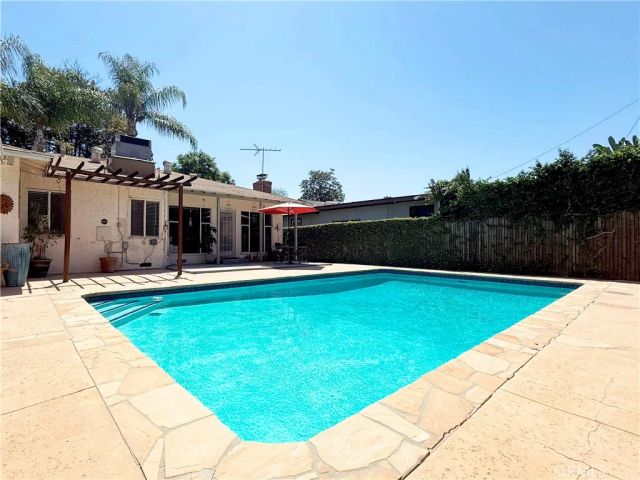 17101 Gault Street, Los Angeles, CA 91406