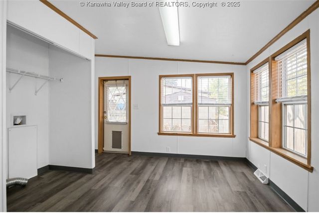 172 Elm Street, East Bank, WV 25067