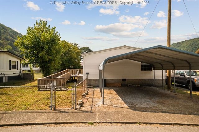 172 Elm Street, East Bank, WV 25067