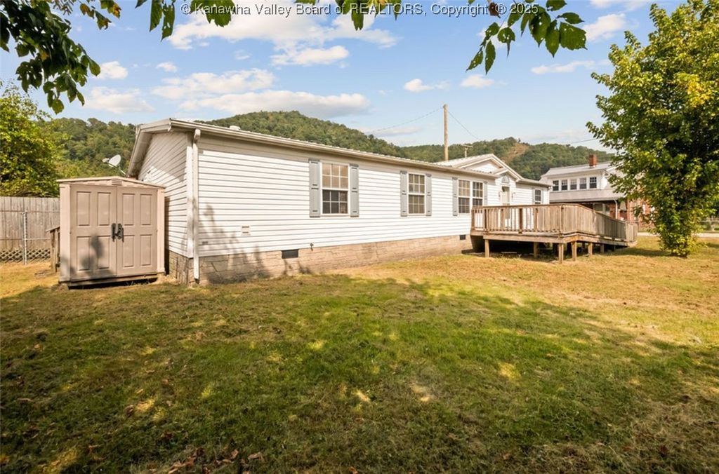 172 Elm Street, East Bank, WV 25067