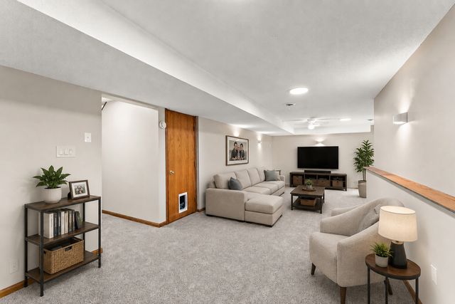 8906 Sequoia Road, Woodbury, MN 55125