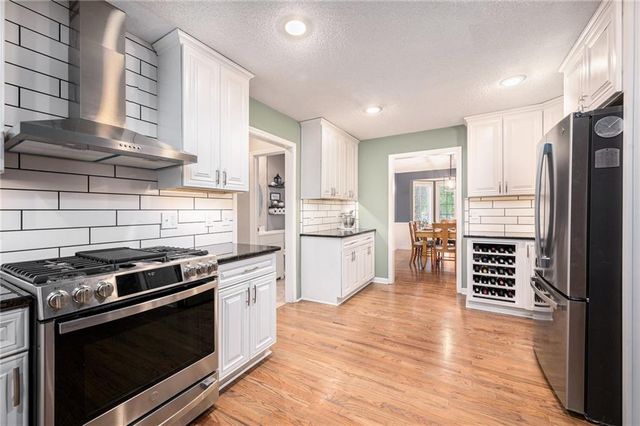 1209 NW HAWK CREEK Drive, Blue Springs, MO 64015