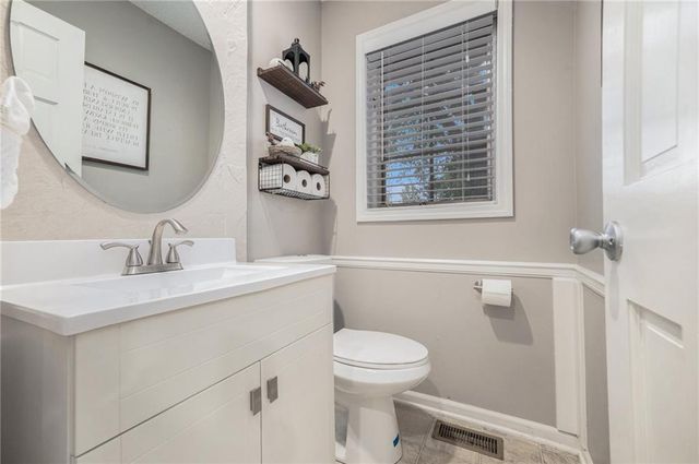 1209 NW HAWK CREEK Drive, Blue Springs, MO 64015