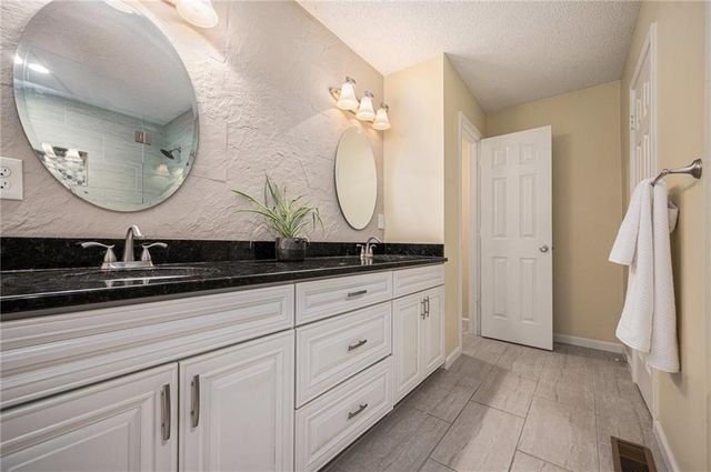 1209 NW HAWK CREEK Drive, Blue Springs, MO 64015