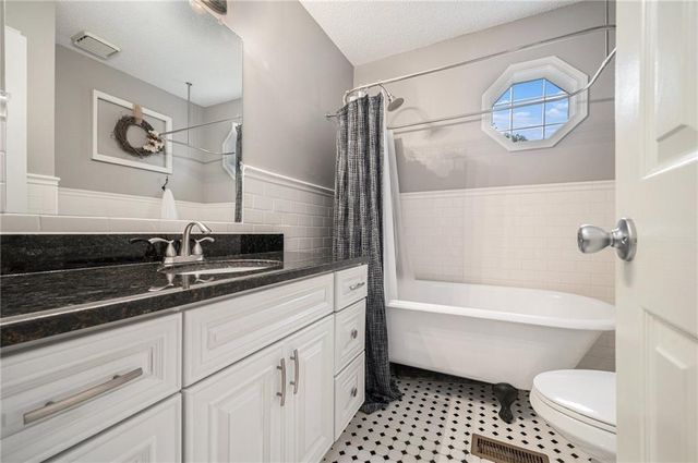 1209 NW HAWK CREEK Drive, Blue Springs, MO 64015