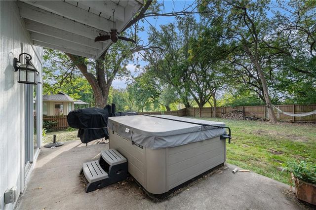 1209 NW HAWK CREEK Drive, Blue Springs, MO 64015