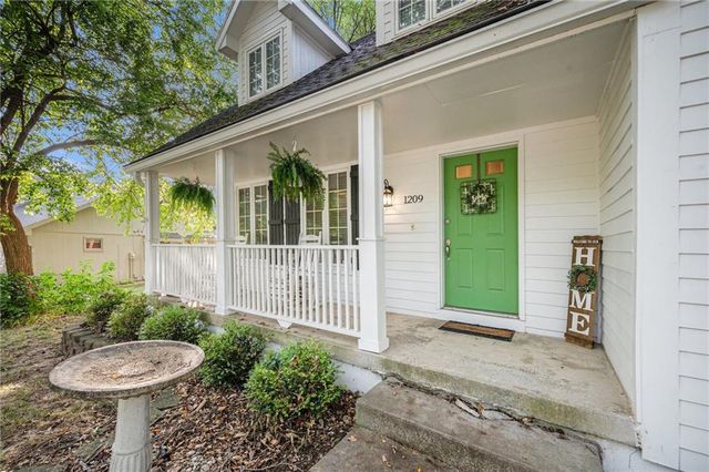 1209 NW HAWK CREEK Drive, Blue Springs, MO 64015