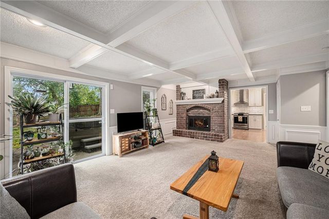 1209 NW HAWK CREEK Drive, Blue Springs, MO 64015