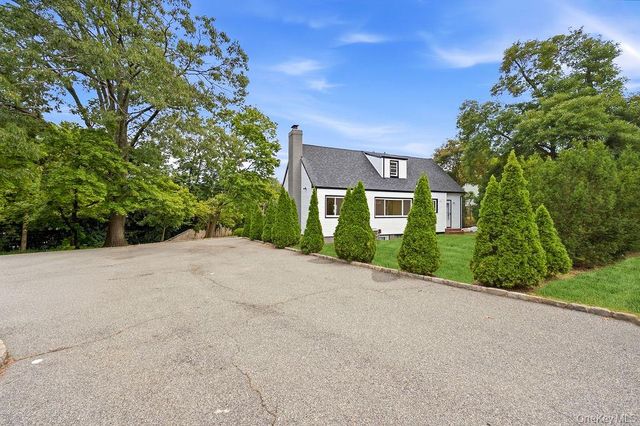 84 Middle Neck Road, Roslyn, NY 11576