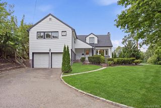 84 Middle Neck Road, Roslyn, NY 11576
