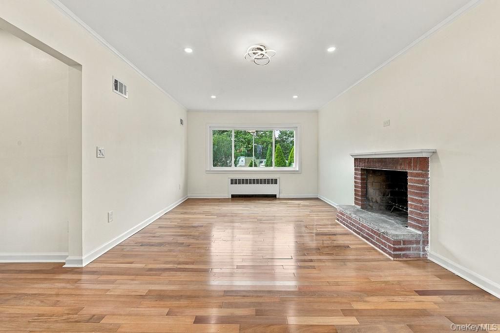 84 Middle Neck Road, Roslyn, NY 11576 — photo 3