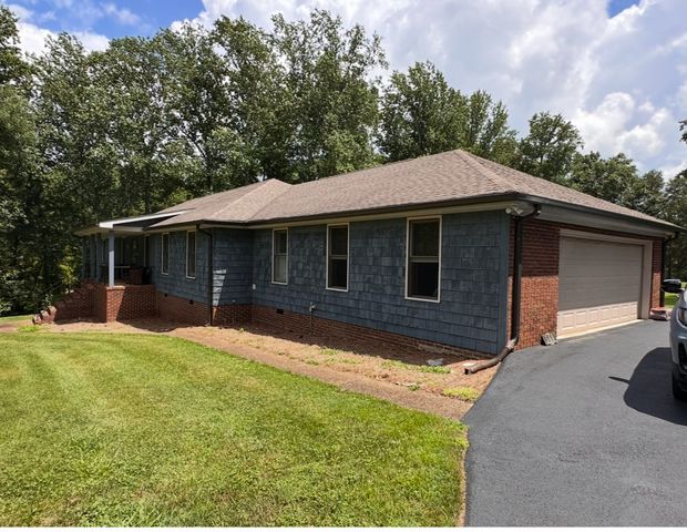 560 Lakeland Dr, Mcminnville, TN 37110