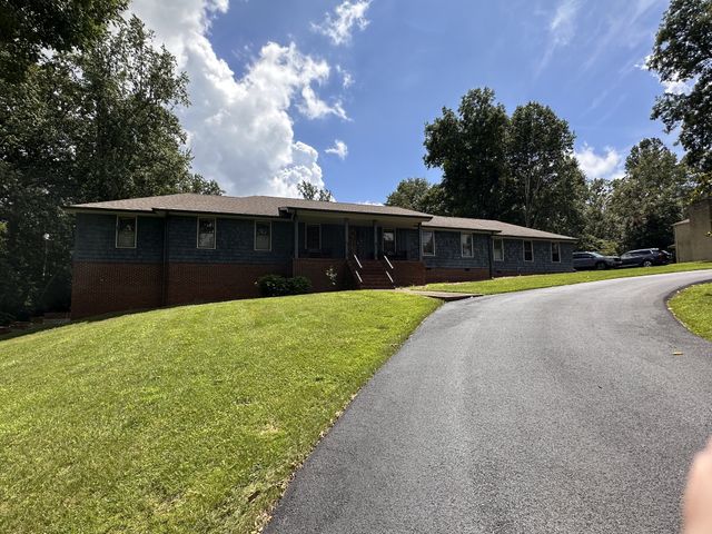 560 Lakeland Dr, Mcminnville, TN 37110