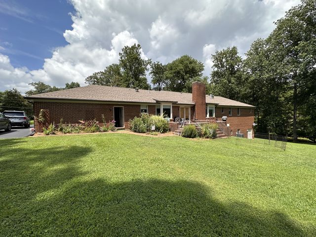 560 Lakeland Dr, Mcminnville, TN 37110