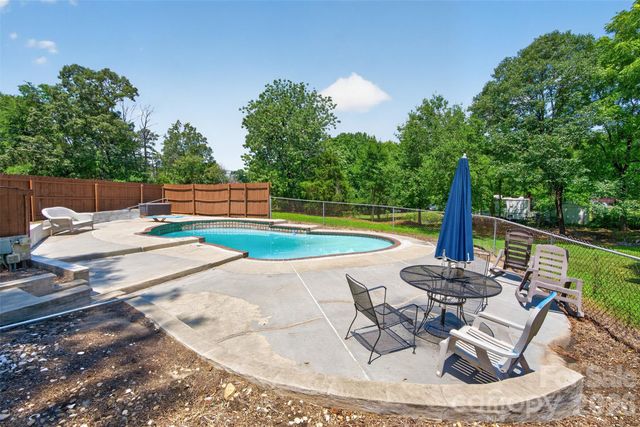 7040 Pear Tree Road, Charlotte, NC 28216