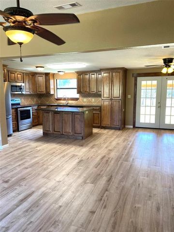 137 Road Runner LN, Bastrop, TX 78602