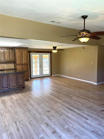 137 Road Runner LN, Bastrop, TX 78602