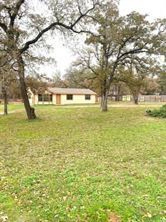 137 Road Runner LN, Bastrop, TX 78602