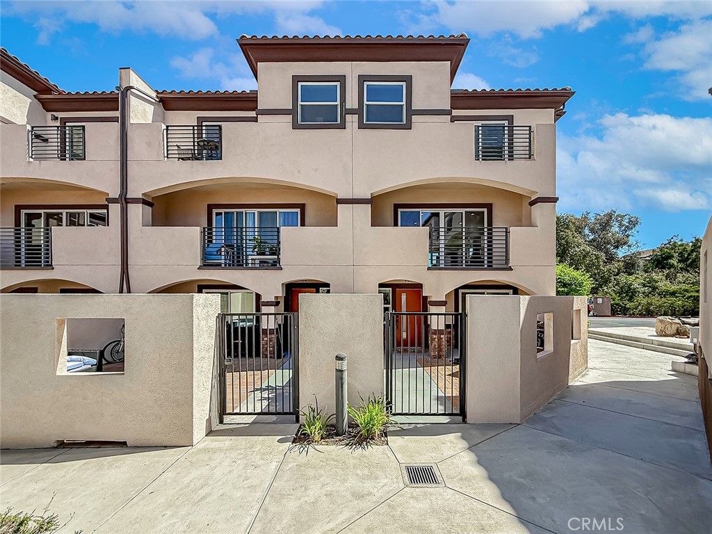 Image 1 of property listing at 946 Warwick, Thousand Oaks, CA 91360