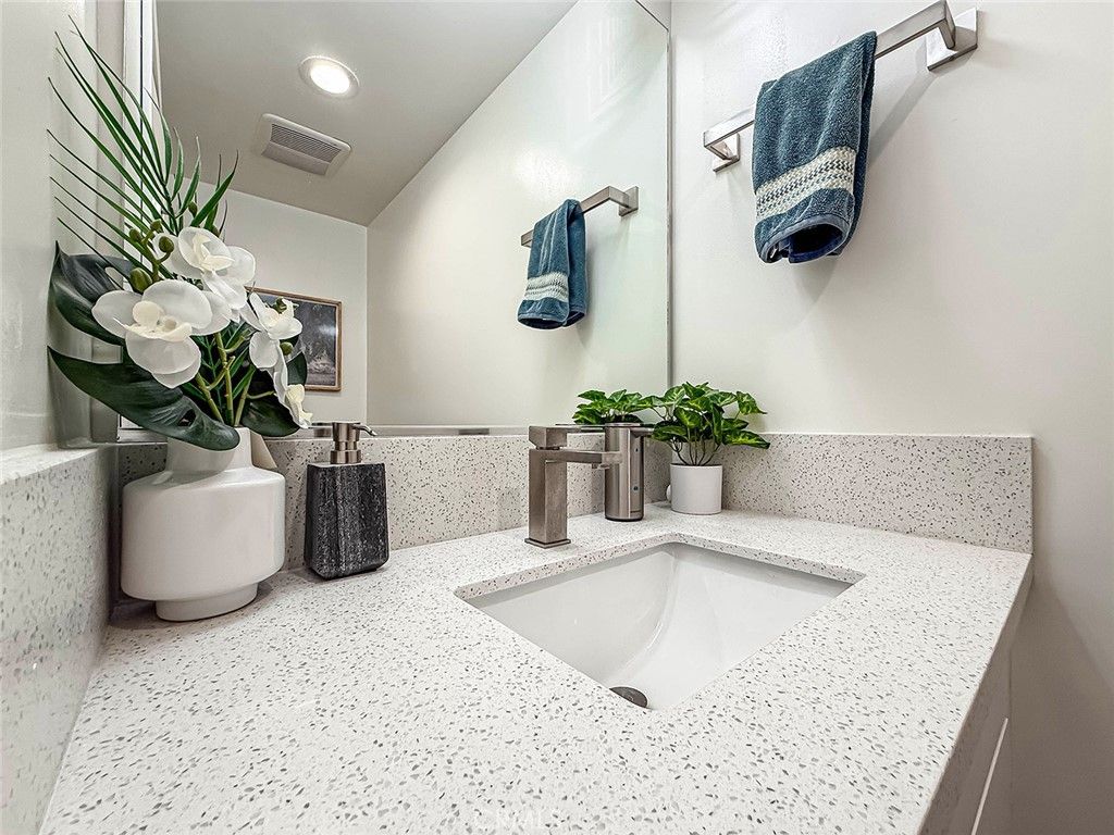 Image 27 of property listing at 946 Warwick, Thousand Oaks, CA 91360
