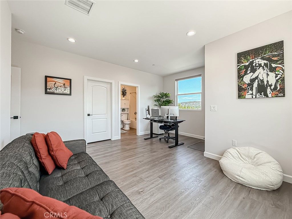 Image 35 of property listing at 946 Warwick, Thousand Oaks, CA 91360
