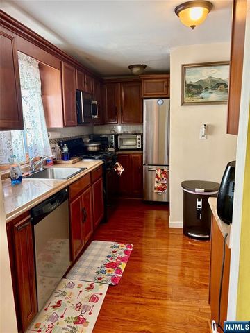 48 Sussex Road, Bergenfield, NJ 07621