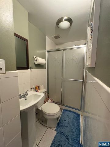 48 Sussex Road, Bergenfield, NJ 07621