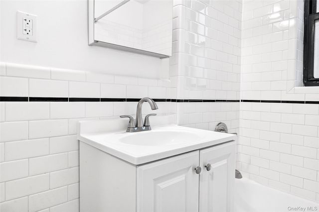 2244 Bronx Park E 1C, Bronx, NY 10467