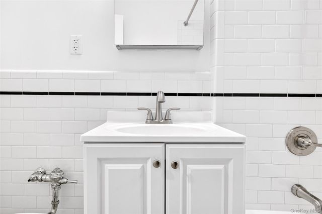 2244 Bronx Park E 1C, Bronx, NY 10467