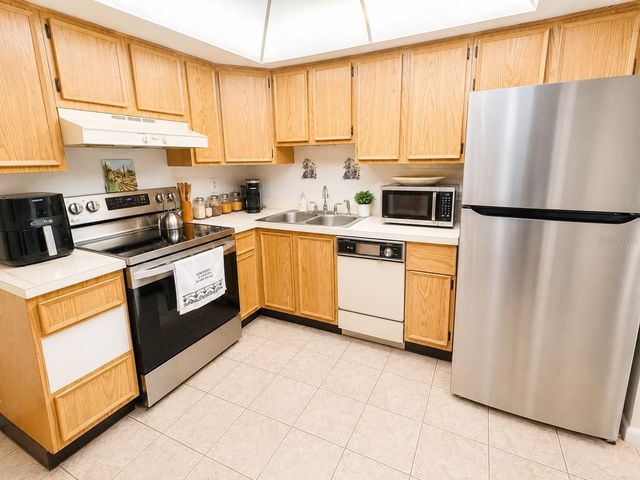 1131 ORANGE TREE CIRCLE W C, Palm Harbor, FL 34684