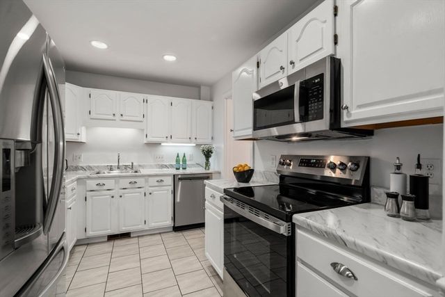 160 Pine Street 15, Newton, MA 02466