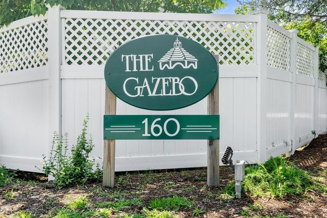 160 Pine Street 15, Newton, MA 02466