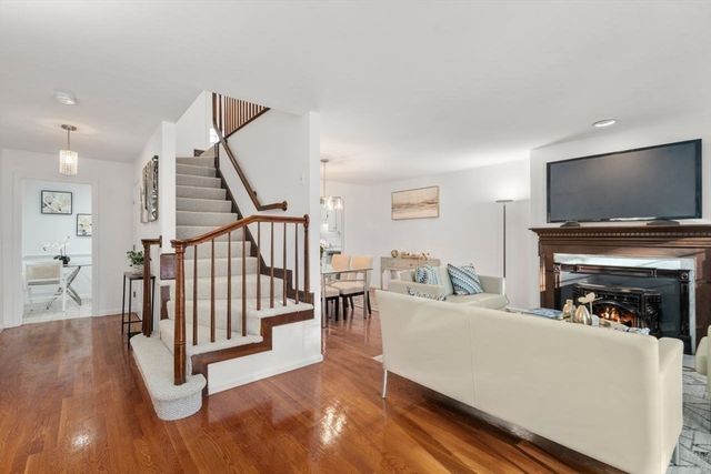 160 Pine Street 15, Newton, MA 02466