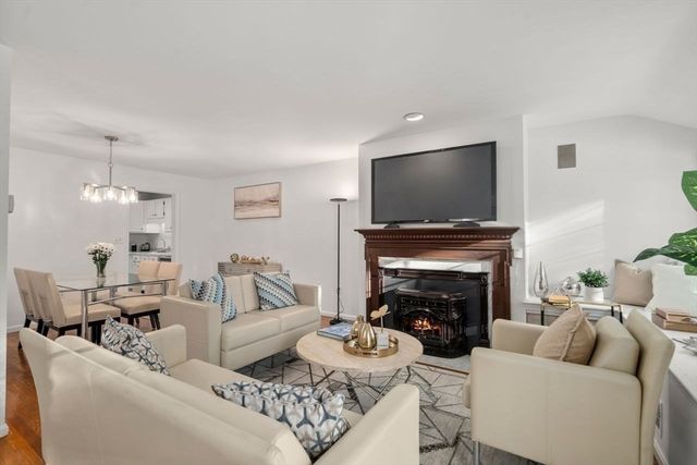 160 Pine Street 15, Newton, MA 02466