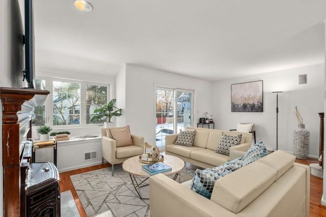 160 Pine Street 15, Newton, MA 02466