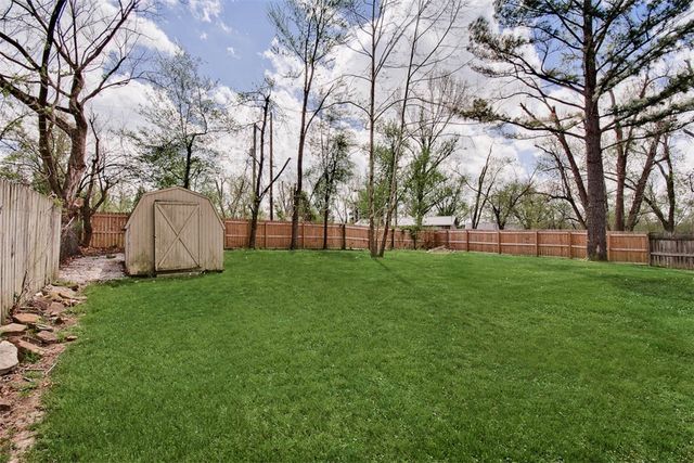 610 SE 10th Street, Bentonville, AR 72712
