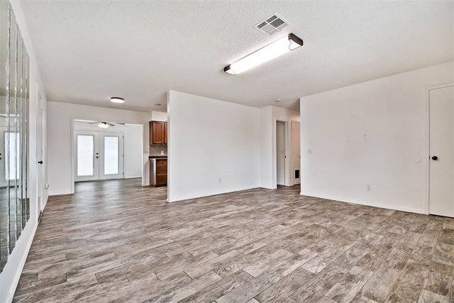 610 SE 10th Street, Bentonville, AR 72712